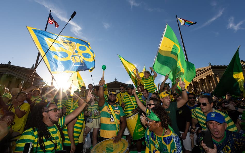 Torcedores fazem festa em frente ao Museu de Arte da Filadélfia antes de Brasil x Haiti pela Copa do Mundo (Foto: ISAIAH VAZQUEZ / GETTY IMAGES)