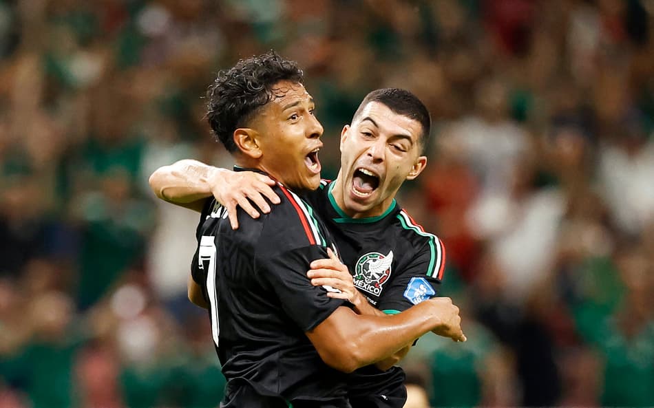 Luis Romo e Erik Lira vibram com gol do México contra a Coreia do Sul (Foto: ULISES RUIZ / AFP)