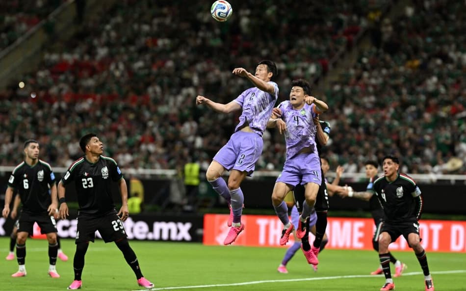 A primeira seleção classificada para as eliminatórias saiu da partida entre México e Coreia do Sul. (Foto: CARL DE SOUZA / AFP)