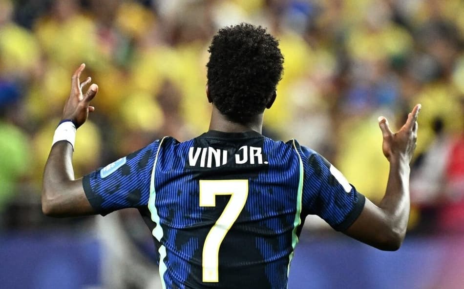 Vini Jr. participou de dois gols e fez o terceiro do Brasil contra o Haiti (Foto: Jewel SAMAD / AFP)
