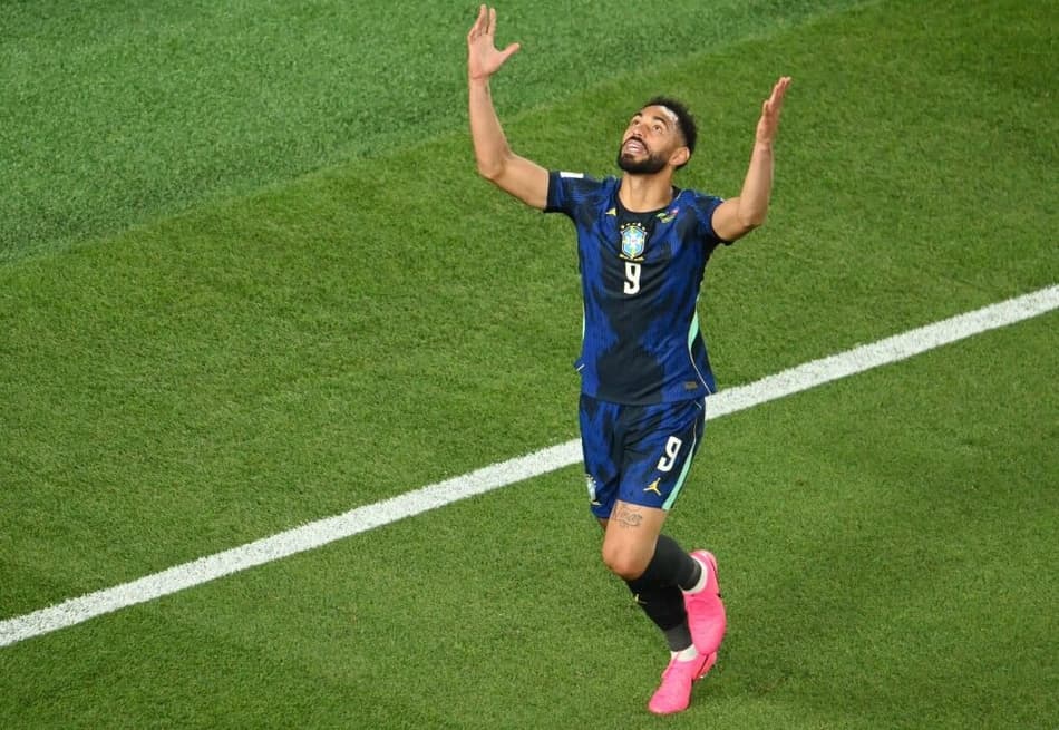 Matheus Cunha ergue as mãos aos césu para comemorar o primeiro gol do Brasil contra o Haiti (Foto: Angela WEISS / AFP)