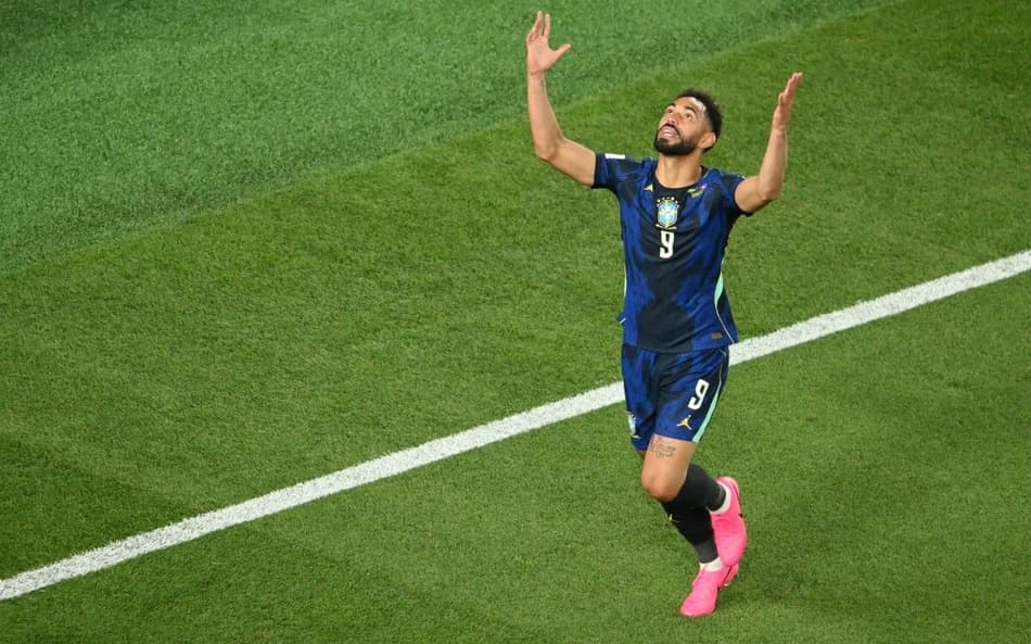 Matheus Cunha ergue as mãos aos césu para comemorar o primeiro gol do Brasil contra o Haiti (Foto: Angela WEISS / AFP)