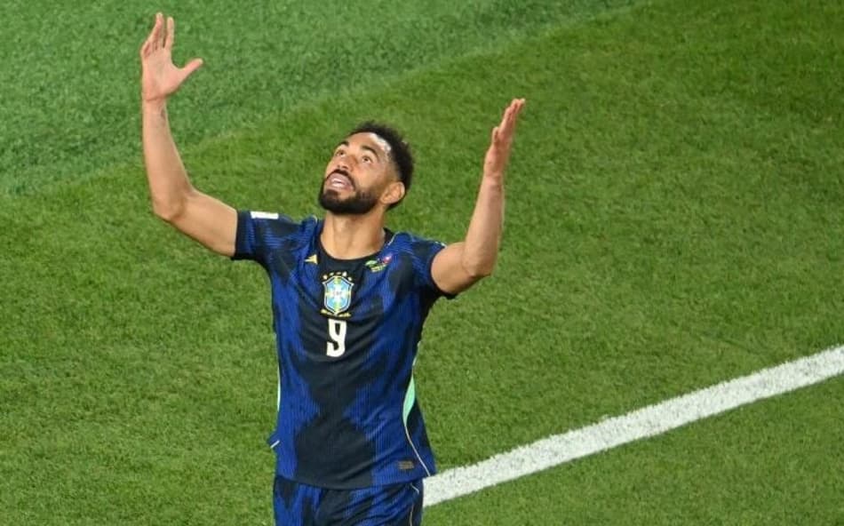 Matheus Cunha ergue as mãos aos césu para comemorar o primeiro gol do Brasil contra o Haiti (Foto: Angela WEISS / AFP)