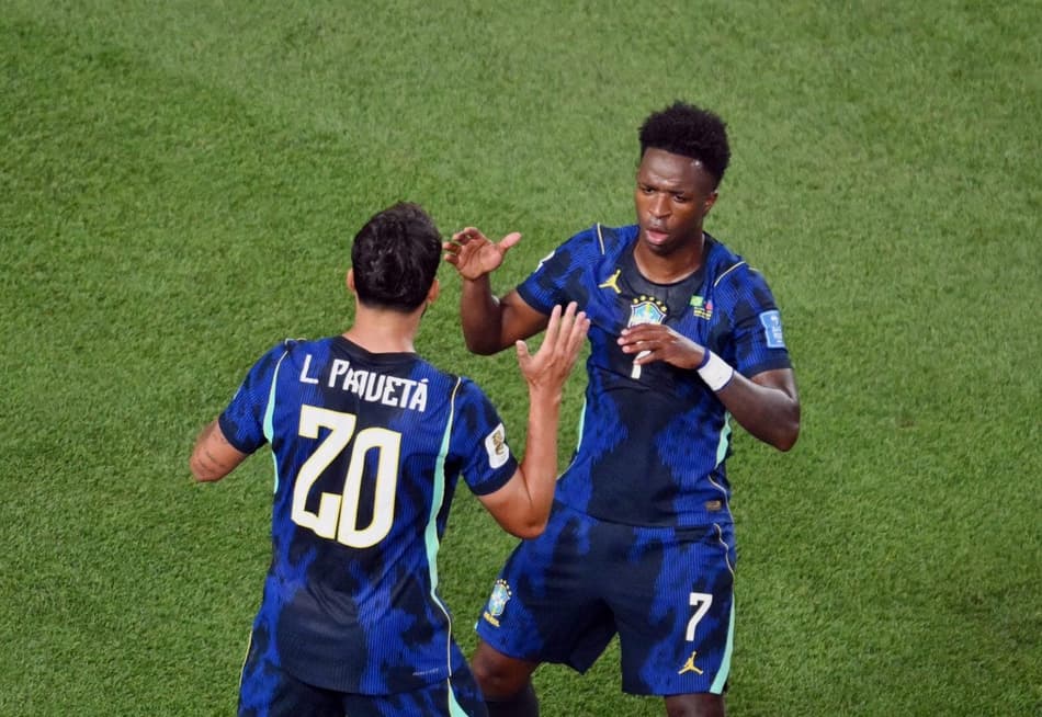 Vinicius Jr. celebrando o gol ao lado de Lucas Paquetá, também cria do Flamengo. A partida terminou 3 a 0 para o Brasil (Foto: Angela WEISS / AFP)