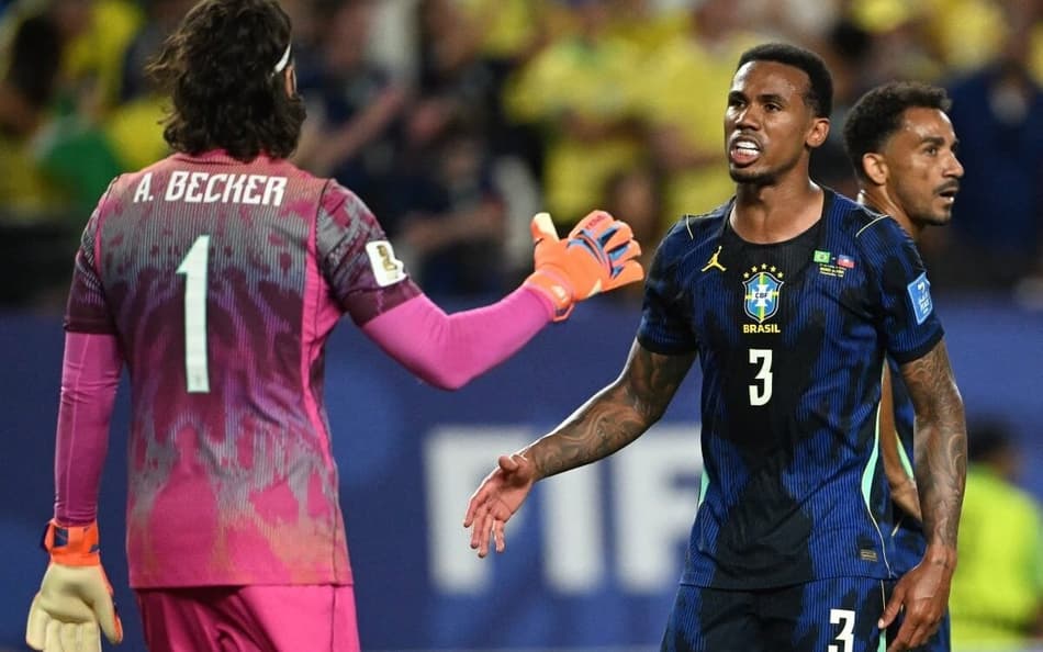 Goleiro Alisson cumprimenta o zagueiro Gabriel Magalhães após a vitória do Brasil sobre o Haiti (Foto: Mauro PIMENTEL / AFP)