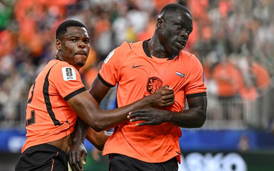 Brian Brobbey e Dumfries comemoram gol da Holanda no jogo contra a Suécia (Foto: PAUL ELLIS / AFP)