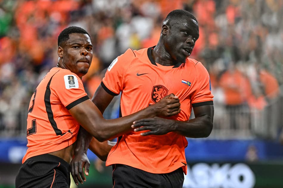 Brian Brobbey e Dumfries comemoram gol da Holanda no jogo contra a Suécia (Foto: PAUL ELLIS / AFP)