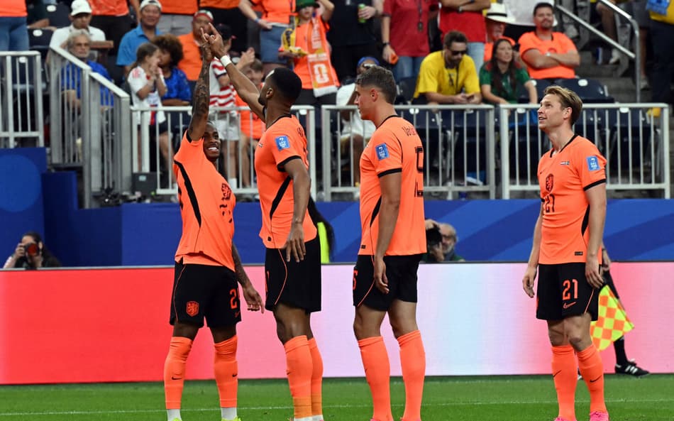 Jogadores da Holanda comemoram um dos gols da vitória por 5 a 1 (Foto: Ronaldo Schemidt/AFP)