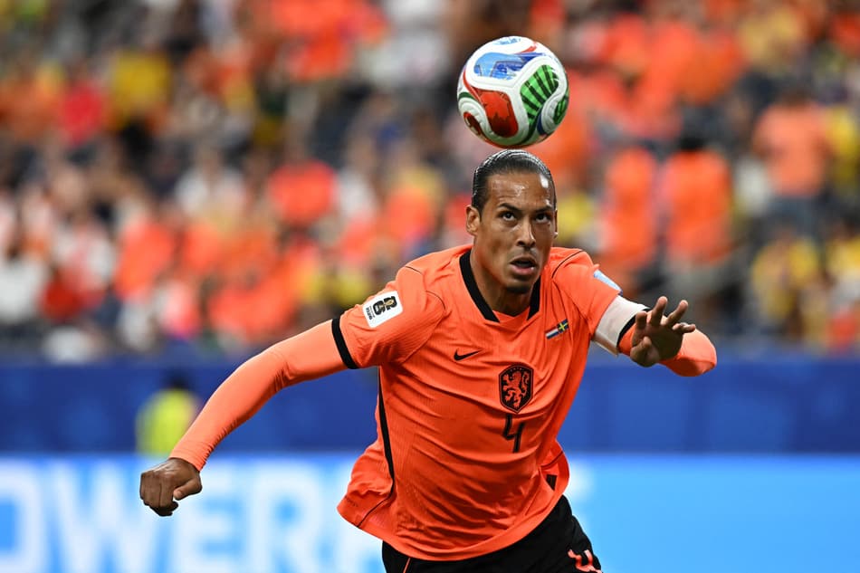 Virgil van Dijk sofreu com críticas em lance aéreo, mas segue como peça central da defesa (Foto: Paul Ellis/AFP)