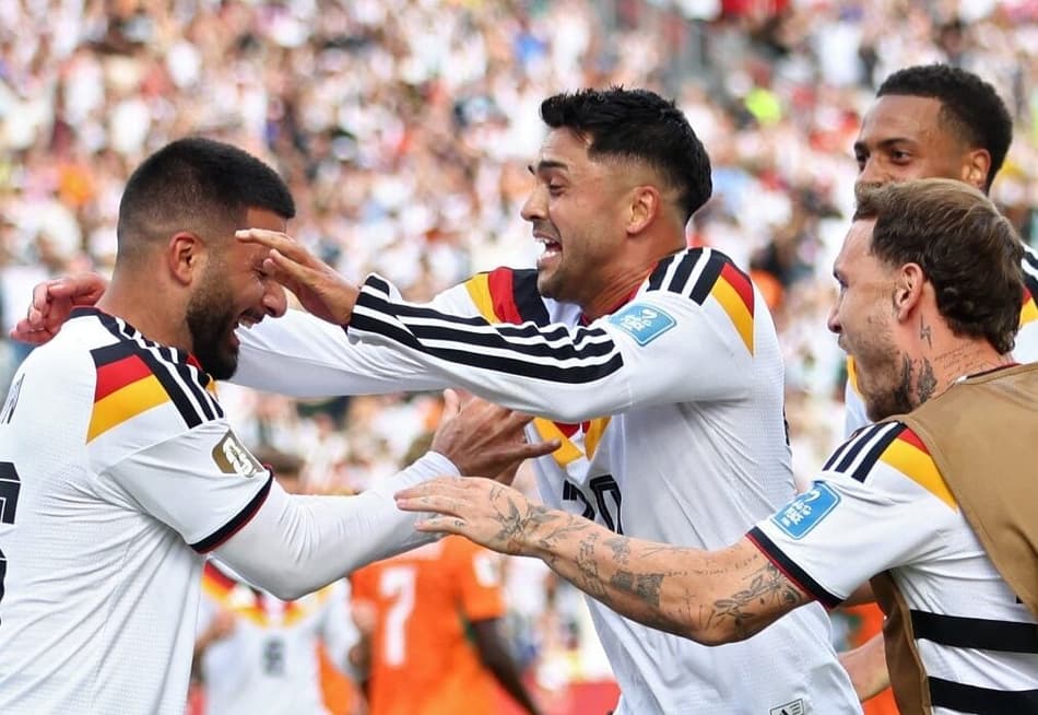 O atacante alemão Undav (e) é festejado ao marcar o gol da virada sobre a Costa do Marfim na Copa do Mundo (Foto: Cole Burston / AFP)