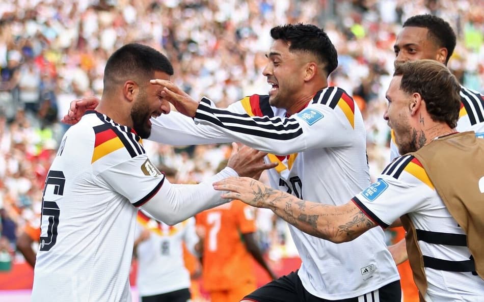 O atacante da Alemanha Undav (e) é festejado ao marcar o gol da virada sobre a Costa do Marfim na Copa do Mundo (Foto: Cole Burston / AFP)