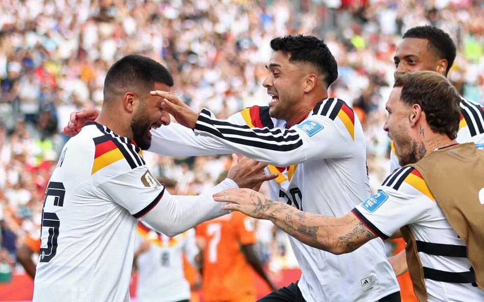 O atacante alemão Undav (e) é festejado ao marcar o gol da virada sobre a Costa do Marfim (Foto: Cole Burston / AFP)