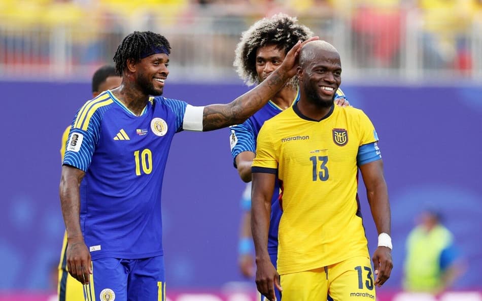 Enner Valencia, camisa 13 do Equador, é cumprimentado por jogador de Curaçao