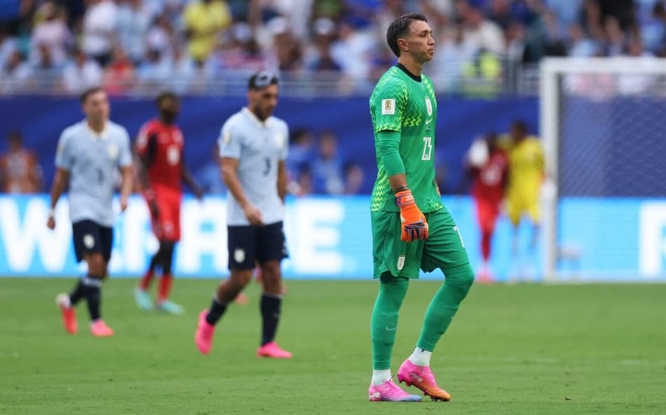 Muslera virou alvo de críticas em Uruguai e Cabo Verde na Copa do Mundo. (Foto: Lars Baron / GETTY IMAGES NORTH AMERICA / Getty Images via AFP)