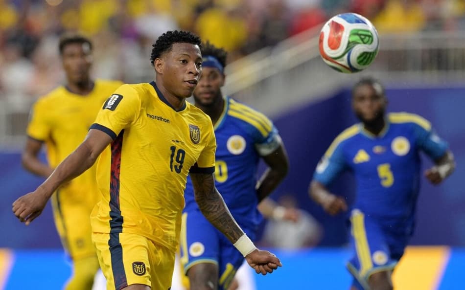 Atacante do Flamengo saiu chorando após empata entre Equador e Curaçao (Foto: JUAN MABROMATA / AFP)