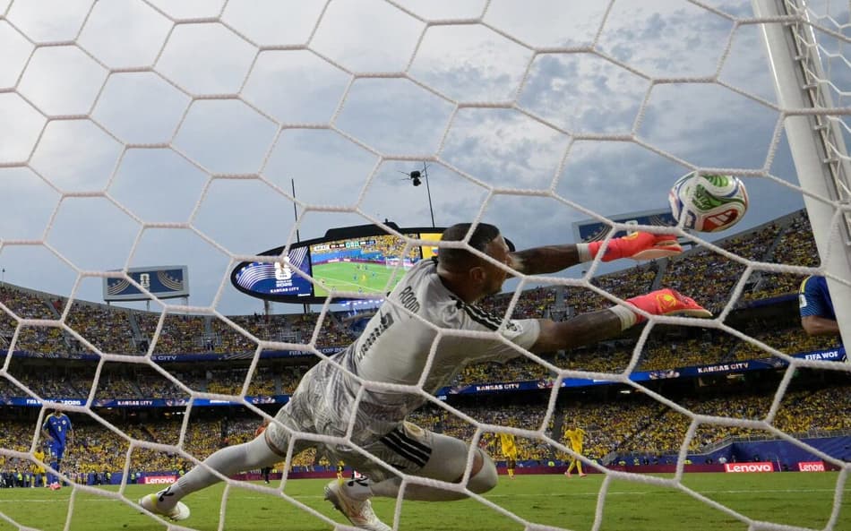 Eloy Room em uma das defesas no empate heróico de Curaçao (Foto: JUAN MABROMATA / AFP)