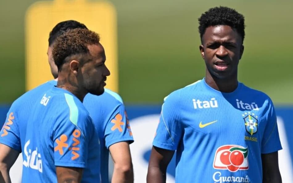 Neymar e Vini Jr conversam durante treino da Seleção nos EUA