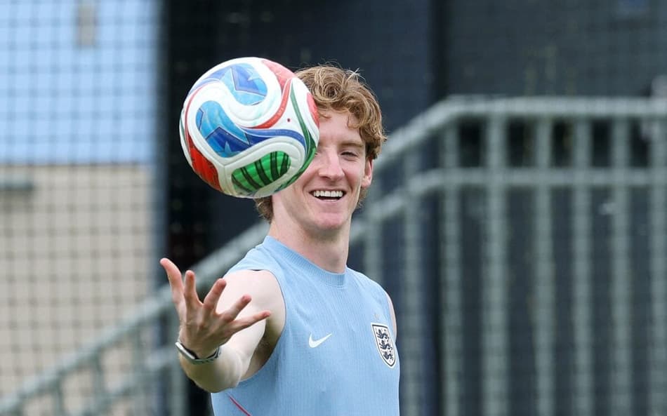 Inglês Anthony Gordon brinca com a bola na Copa do Mundo