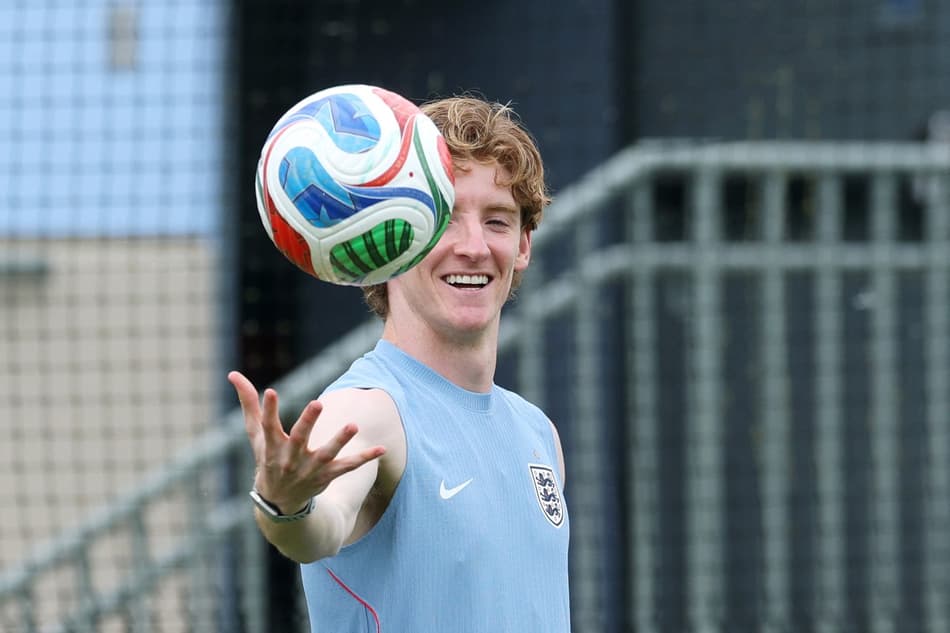 Inglês Anthony Gordon brinca com a bola na Copa do Mundo