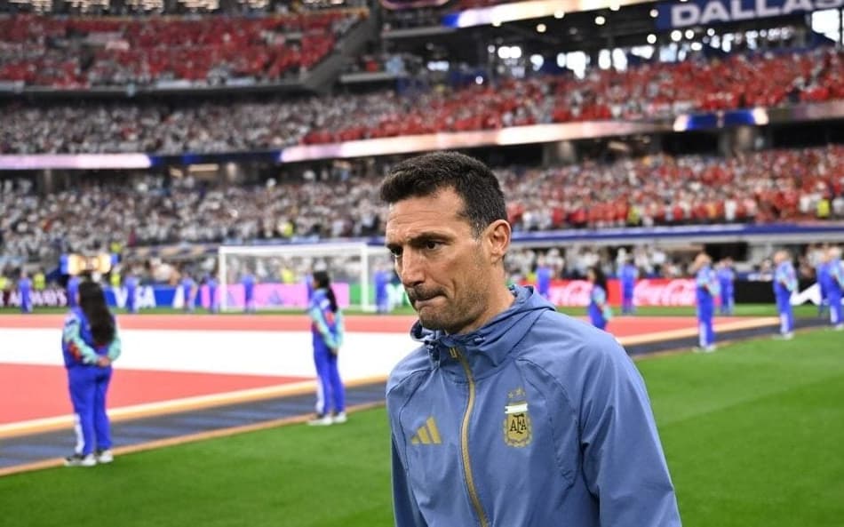 Lionel Scaloni observa a partida entre Argentina e Áustria, pela Copa do Mundo (Foto: Aric Becker/AFP)