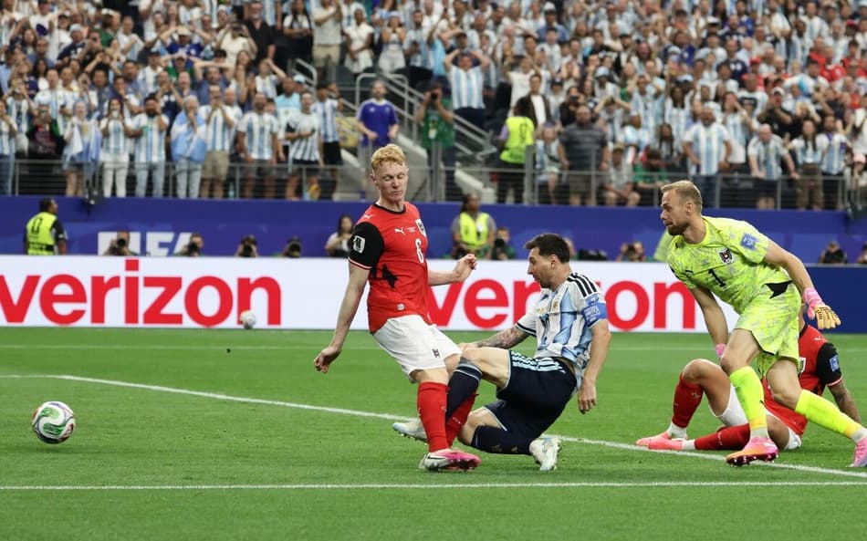 Messi marca o segundo gol da Argentina sobre a Áustria na Copa do Mundo (Foto: Aric Becker / AFP)