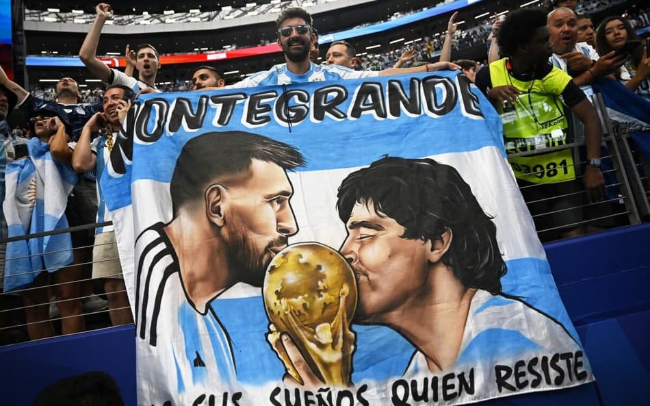 Bandeira da torcida argentina homenageia Messi e Maradona (Foto: Paul Ellis/AFP)
