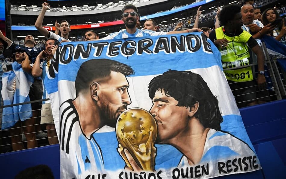 Bandeira da torcida argentina homenageia Messi e Maradona (Foto: Paul ELLIS / AFP)