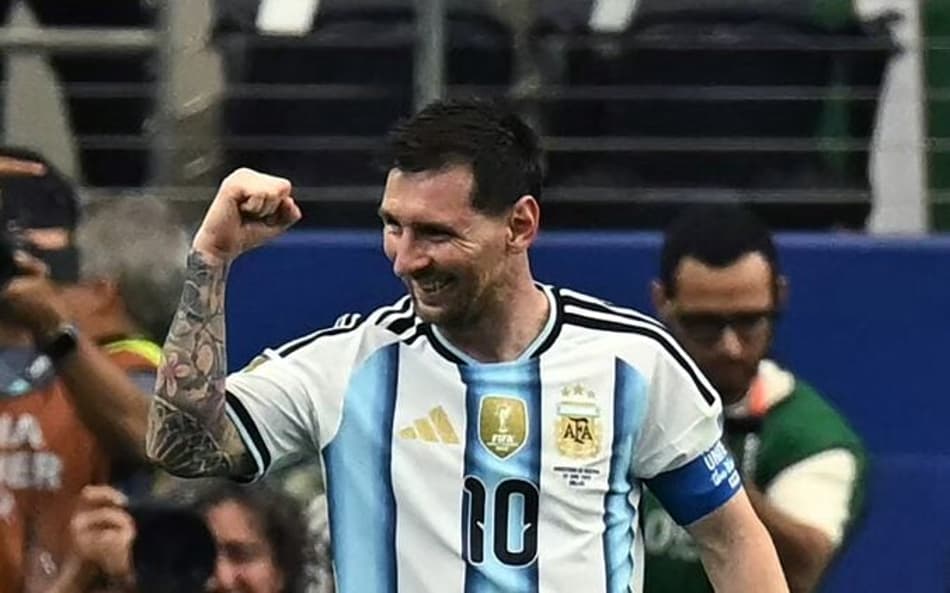 Messi celebra o 18º gol em Copas do Mundo, contra a Áustria (Foto: Paul ELLIS / AFP)