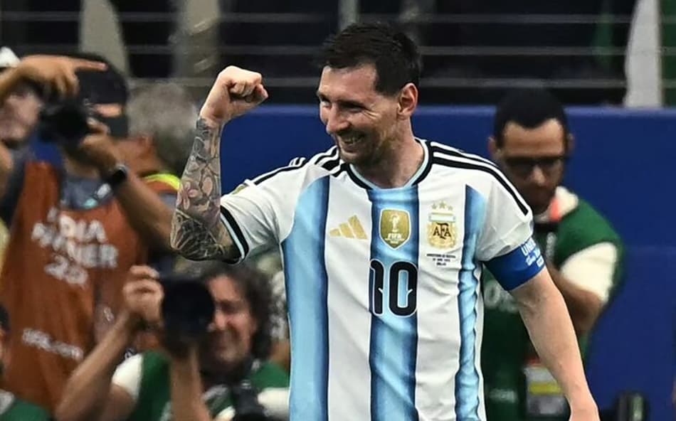 Lionel Messi comemora o segundo gol da Argentina sobre a Áustria (Foto: Paul ELLIS / AFP)