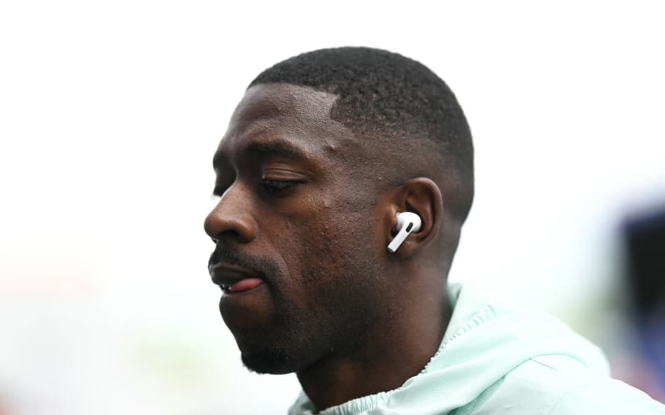 Dembélé com fones de ouvido chegando para jogo entra França x Iraque