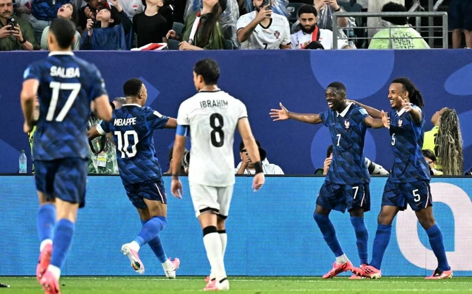 França venceu o Iraque por 3 a 1, na última segunda-feira (22). (Foto: Jewel SAMAD / AFP)