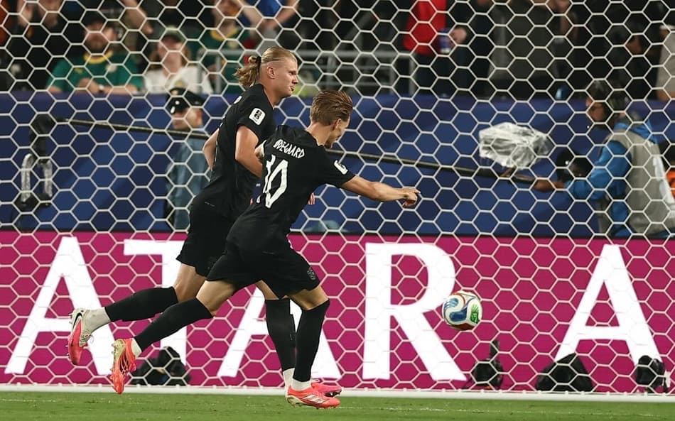 Erling Haaland comemora o segundo gol da Noruega sobre o Senegal. (Foto: Charly TRIBALLEAU / AFP)