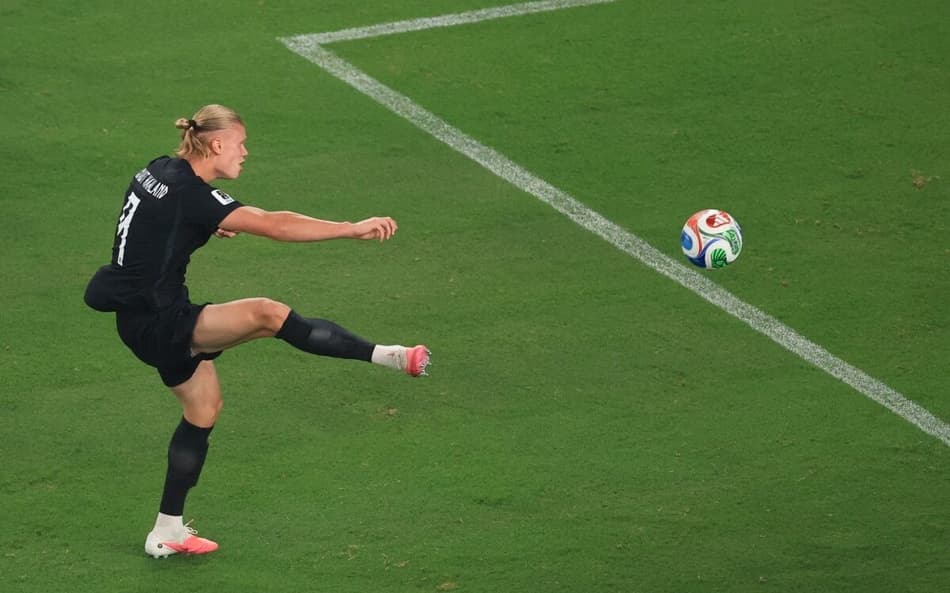 O norueguês Erling Haaland marca o terceiro gol na vitória sobre Senegal (Foto: Timothy A. CLARY / AFP)