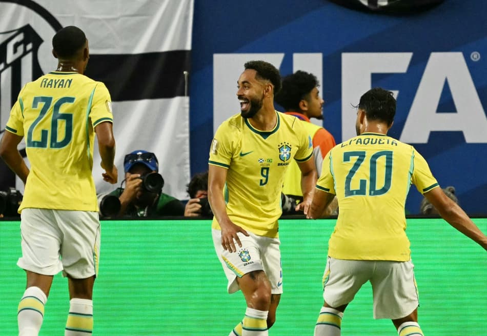 Jogadores brasileiros comemorando gol válido durante a partida de Copa do Mundo.