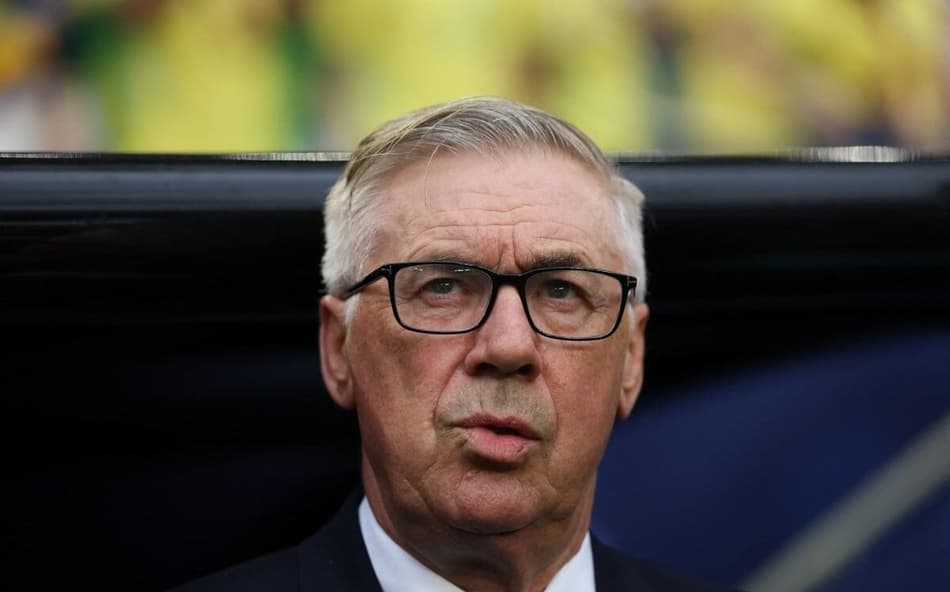 Carlo Ancelotti, técnico da Seleção Brasileira, no banco de reservas na Copa do Mundo