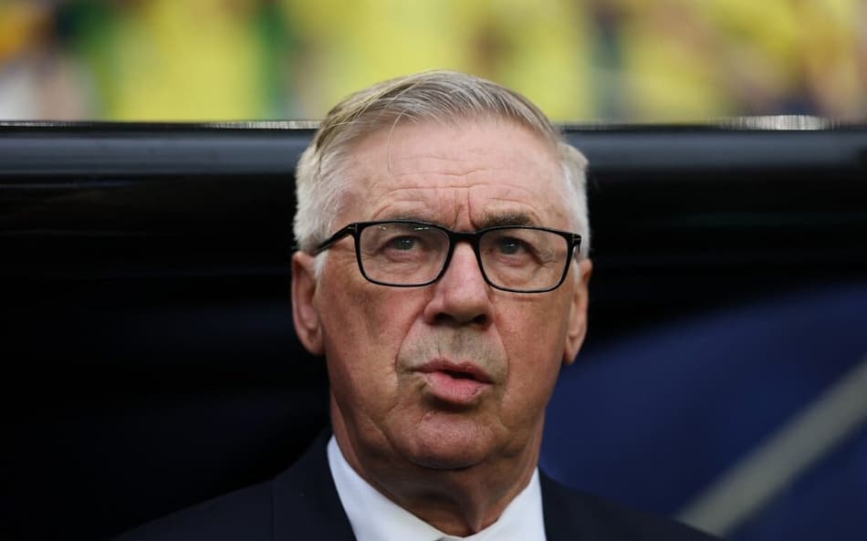 Carlo Ancelotti, técnico da Seleção Brasileira, no banco de reservas na Copa do Mundo