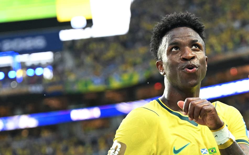 Vinicius Jr. comemorando o gol durante a vitória por 3 a 0 do Brasil contra a Escócia. Partida válida pela Copa do Mundo.