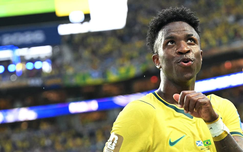 Vinicius Jr. comemorando o gol durante a vitória por 3 a 0 do Brasil contra a Escócia. Partida válida pela Copa do Mundo.