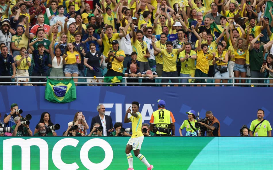 Vinicius Jr. celebrando o segundo gol dele na partida contra a Escócia.