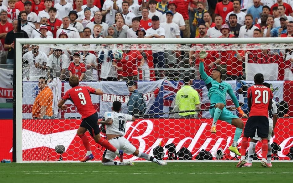 Camisa 9, Harry Kane corre para comemorar o segundo gol da Inglaterra sobre o Panamá