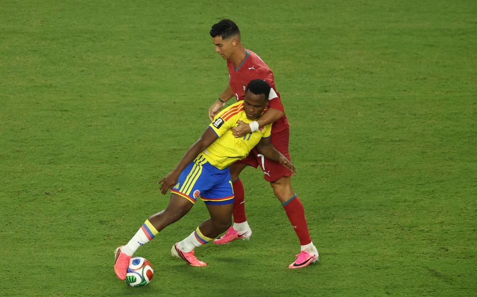 Jhon Arias e Cristiano Ronaldo durante partida da Copa do Mundo. Duelo válido pelo Grupo K.