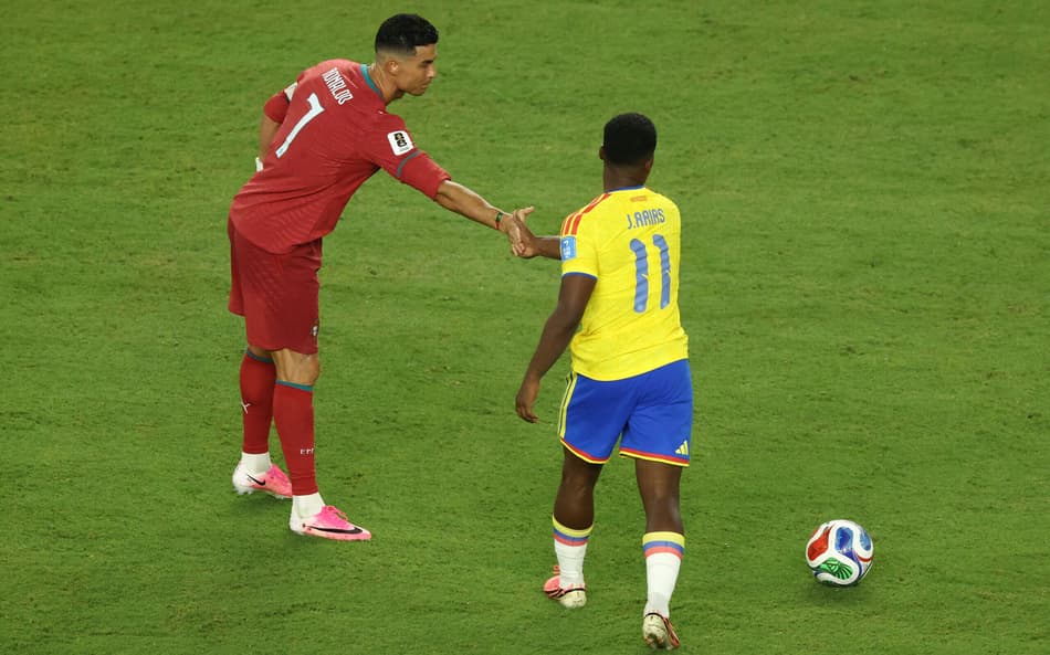 Jhon Arias e Cristiano Ronaldo durante partida da Copa do Mundo. Duelo válido pelo Grupo K.