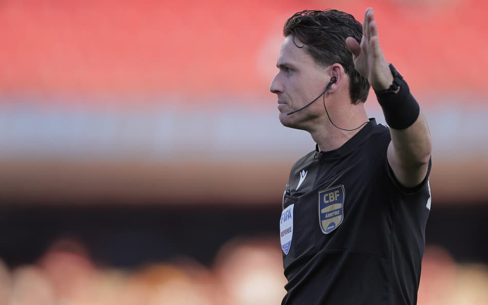 O árbitro Ramon Abatti Abel durante partida entre São Paulo e Palmeiras pelo campeonato Brasileiro 2025 (Foto: Ettore Chiereguini/AGIF)