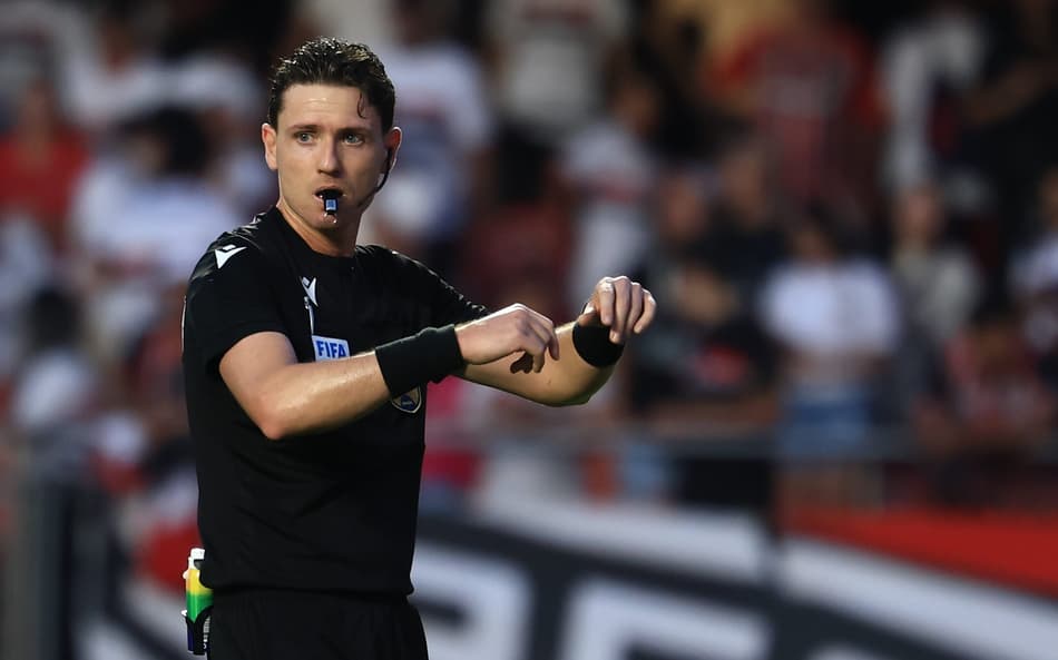O árbitro Ramon Abatti Abel durante partida entre São Paulo e Palmeiras no estadio Morumbi pelo campeonato Brasileiro A 2025 (Foto: Marcello Zambrana/AGIF)