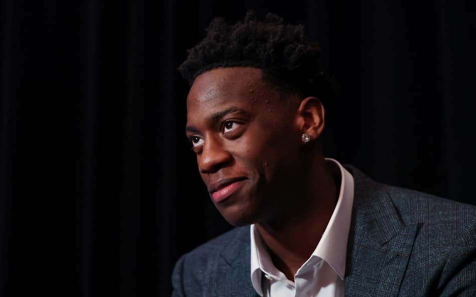 AJ Dybantsa fala com a imprensa durante o NBA Draft Player Availability (Foto: Caleb Bowlin/Getty Images/AFP)