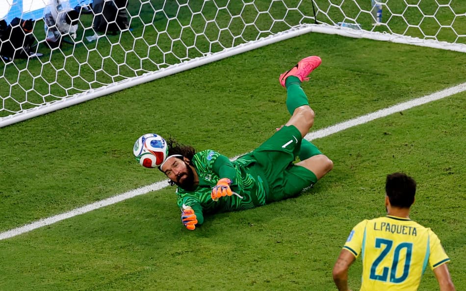 Alisson fazendo defesa durante Brasil x Escócia na Copa do Mundo
