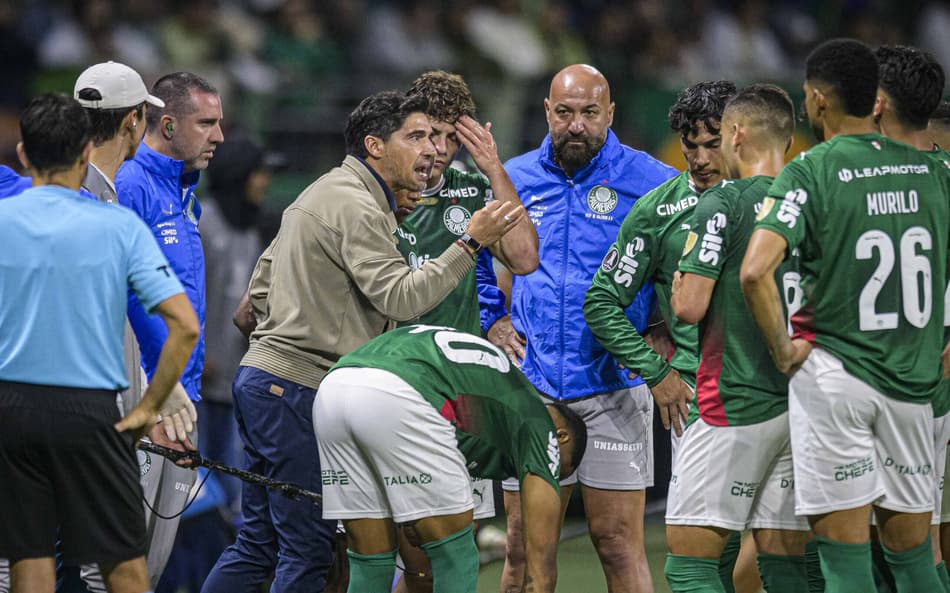 Abel Ferreira conversa com jogadores do Palmeiras durante jogo da Libertadores