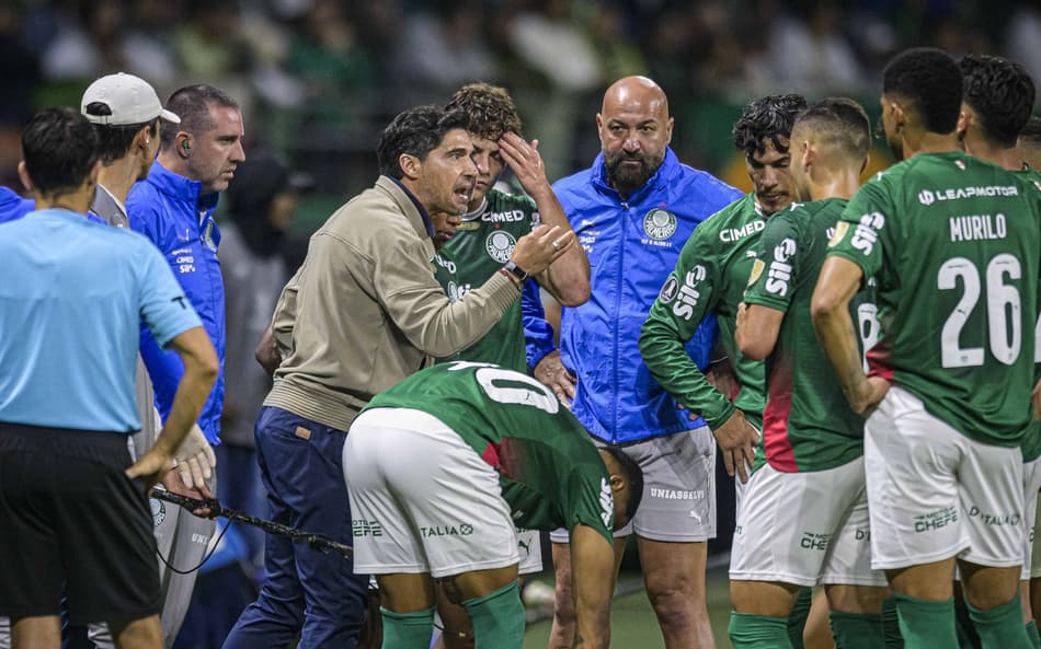Abel Ferreira conversa com jogadores do Palmeiras durante jogo da Libertadores