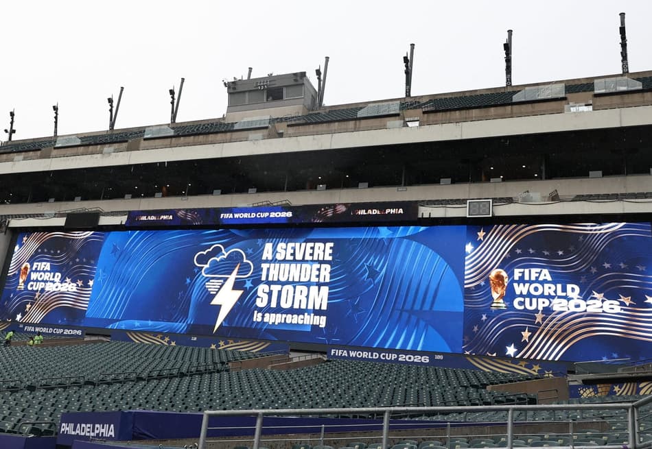 Mensagem no telão do estádio na Filadélfia com alerta climático