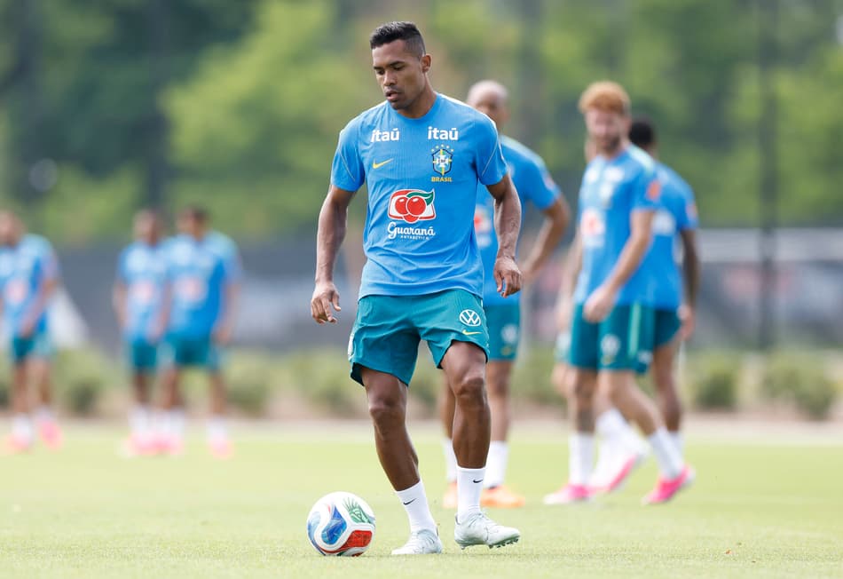 Alex Sandro disputa posição entre os titulares na Seleção (Foto: Rafael Ribeiro / CBF)